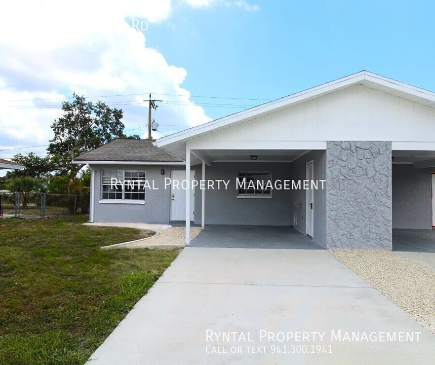 330 Briarwood Rd in Venice, FL - Building Photo