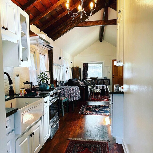 11 N Mountain Trail, Unit B in Sierra Madre, CA - Foto de edificio - Building Photo