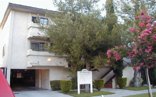 12121 Moorpark St in North Hollywood, CA - Foto de edificio