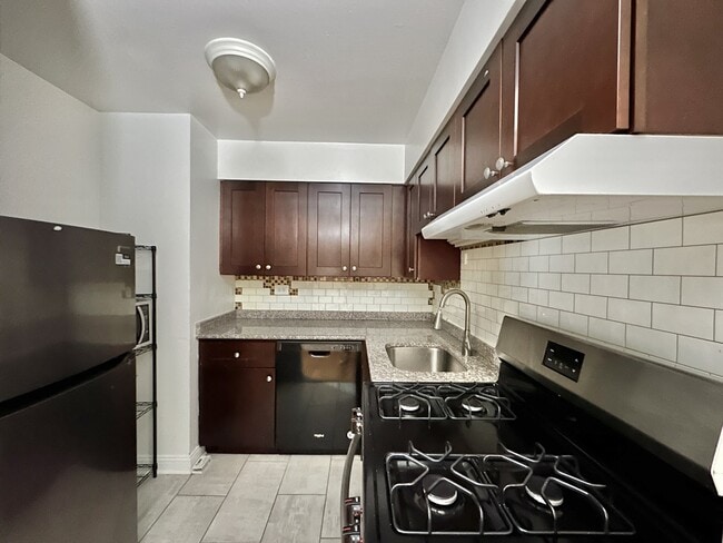 3710 N Pine Grove Ave in Chicago, IL - Building Photo - Building Photo