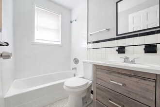 1908 W Market St in Louisville, KY - Building Photo - Building Photo