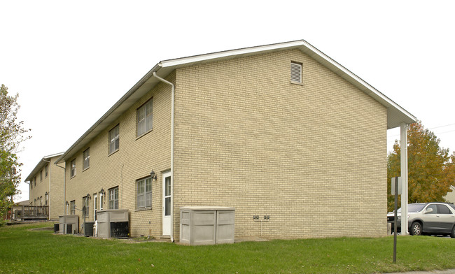 100 W Clay St in Troy, IL - Foto de edificio - Building Photo