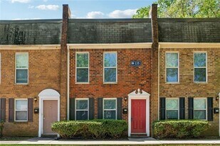 135 N River Dr in Atlanta, GA - Building Photo