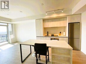 2495 Eglinton Ave W in Mississauga, ON - Building Photo - Building Photo