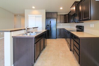 5714 Rio Grande Ln in Pasco, WA - Foto de edificio - Building Photo