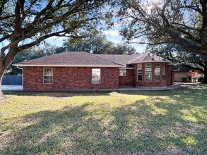 607 Topaz Ave in Seguin, TX - Building Photo - Building Photo