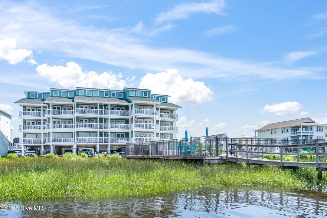 111 Florida Ave in Carolina Beach, NC - Building Photo