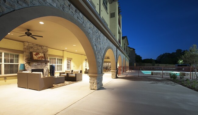 Chateau on Wildbriar Lake in Irving, TX - Building Photo - Building Photo