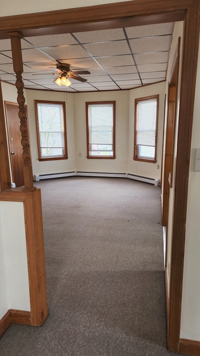 83 Brayton Ave, Unit 2 in Fall River, MA - Foto de edificio - Building Photo