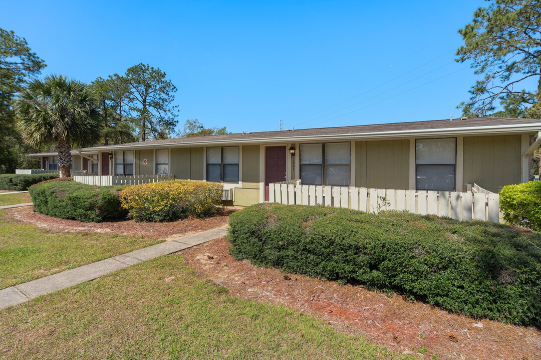 Pinellas Pines in Pinellas Park, FL - Building Photo