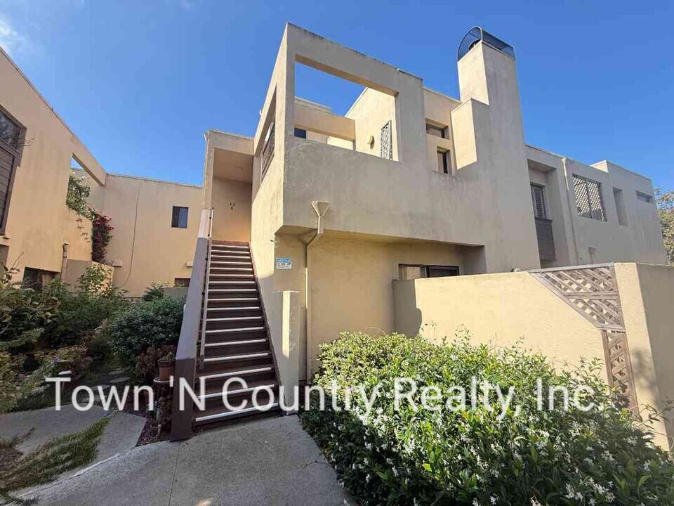 42 W San Joaquin St in Salinas, CA - Building Photo
