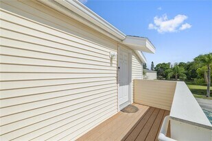 138 Hunter Lake Dr, Unit d in Oldsmar, FL - Building Photo