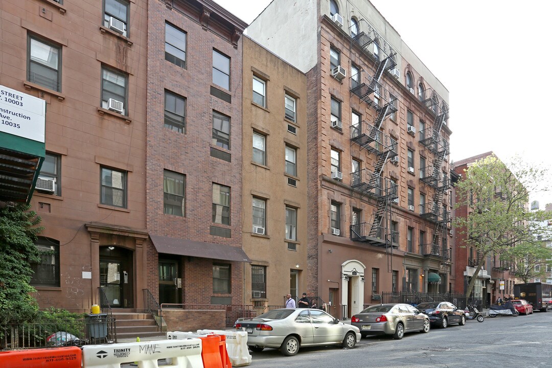 216 E 13th St in New York, NY - Building Photo