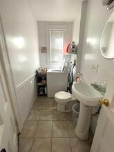 158 River St, Unit 1 in Cambridge, MA - Foto de edificio - Building Photo