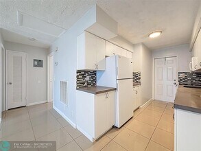 4421 Poinciana St-Unit -4 in Lauderdale-by-the-Sea, FL - Building Photo - Building Photo