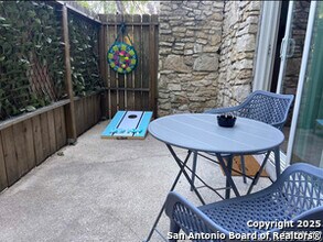 743 Byrnes Dr in San Antonio, TX - Foto de edificio - Building Photo