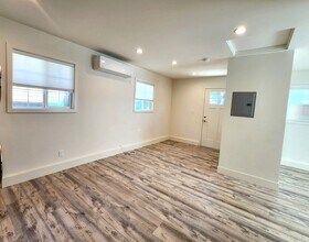 6235 Aura Ave, Unit 6237 in Tarzana, CA - Foto de edificio - Building Photo