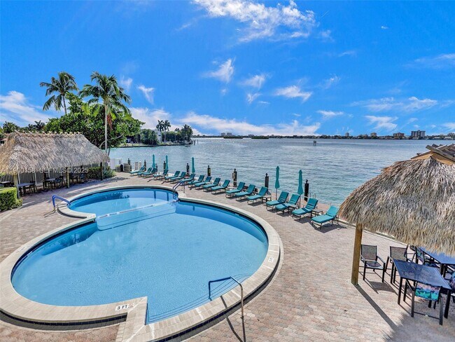 10350 W Bay Harbor Dr in Miami Beach, FL - Foto de edificio - Building Photo