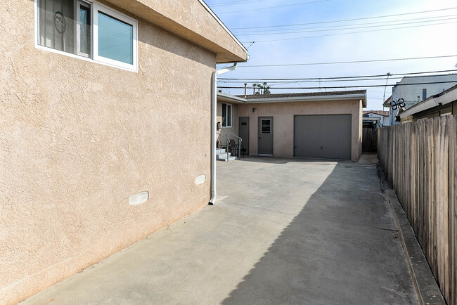 113 Avenida del Poniente in San Clemente, CA - Building Photo - Building Photo