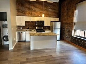 116 N 5th St in Burlington, IA - Building Photo