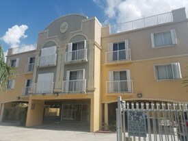 437 SW 7th St, Unit 207 in Miami, FL - Building Photo