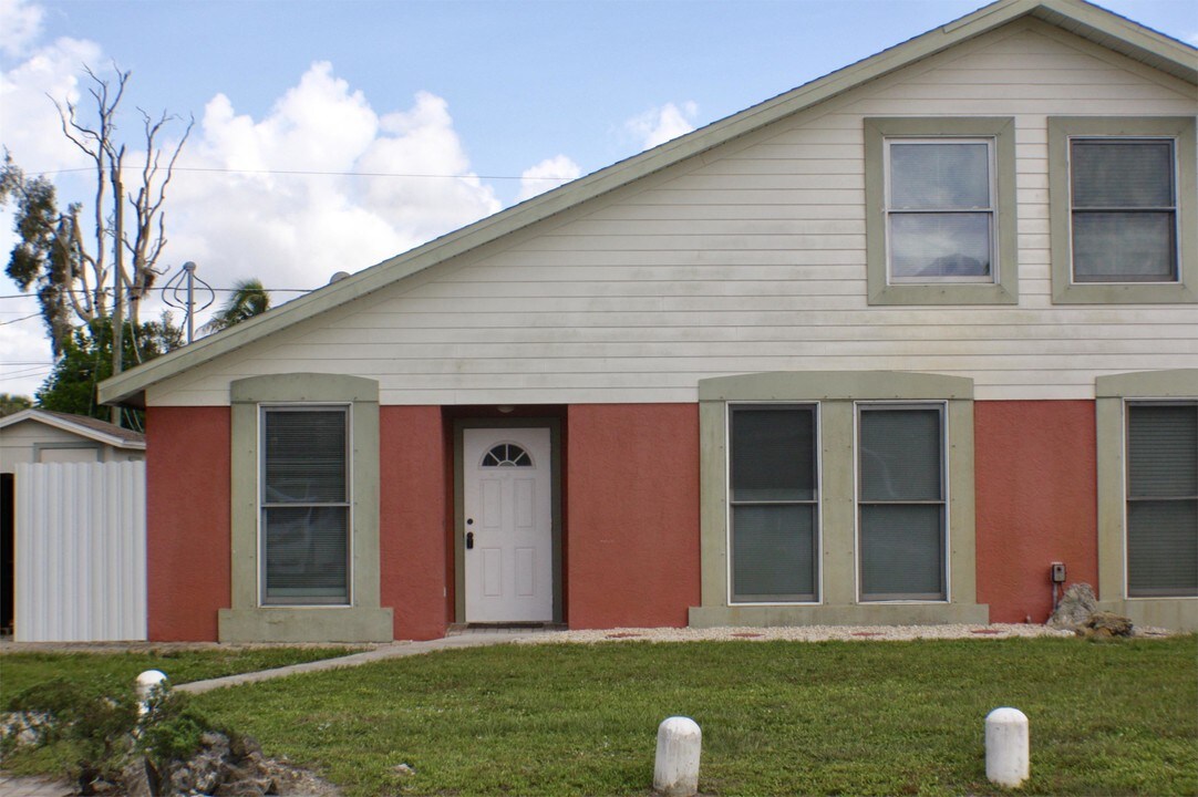 7526 Carrier Rd in Ft. Myers, FL - Building Photo