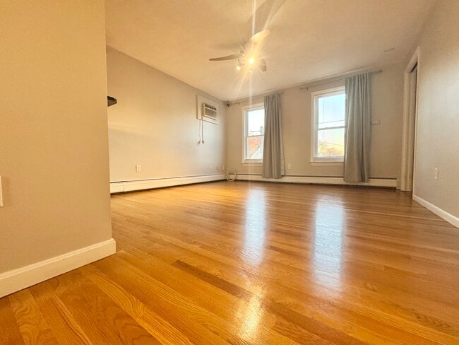 34 Almont St, Unit 3 in Medford, MA - Building Photo - Building Photo