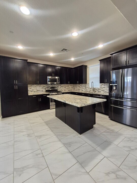 624 St Armel Pl in Roseville, CA - Building Photo