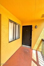 2929 Winkler Ave in Ft. Myers, FL - Foto de edificio - Building Photo