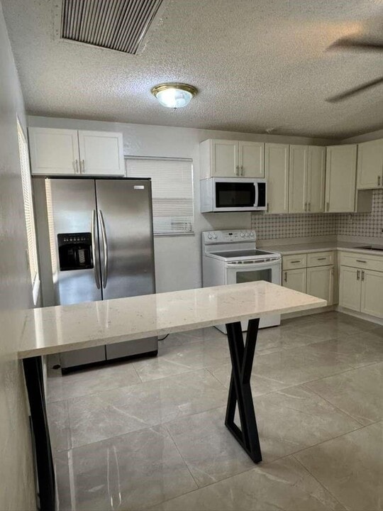 4350 NE 6th Ave in Deerfield Beach, FL - Foto de edificio