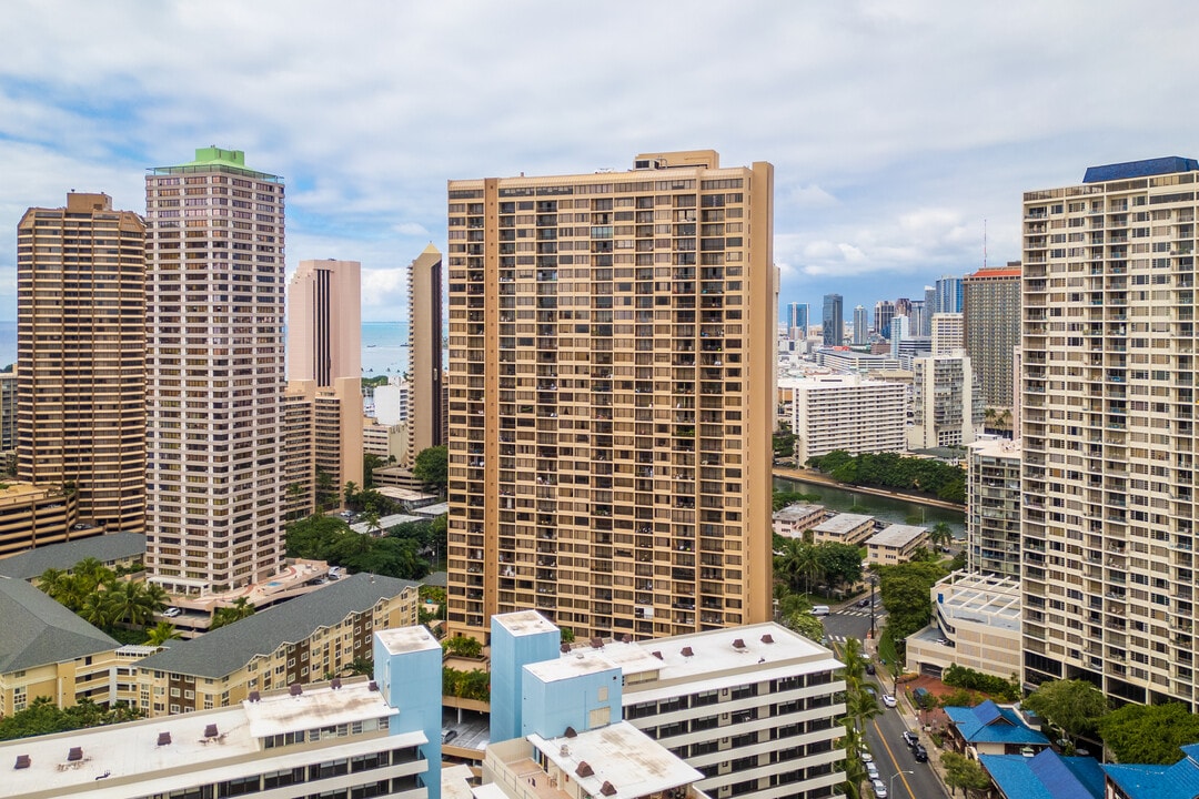 Chateau Waikiki in Honolulu, HI - Building Photo
