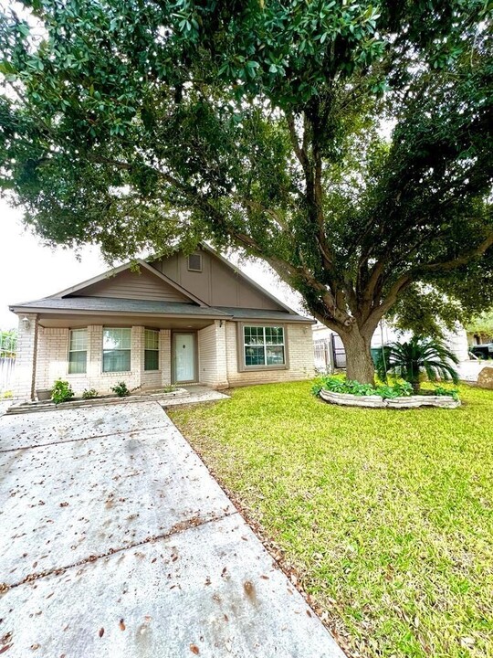 1931 Yukon Ln in Laredo, TX - Building Photo