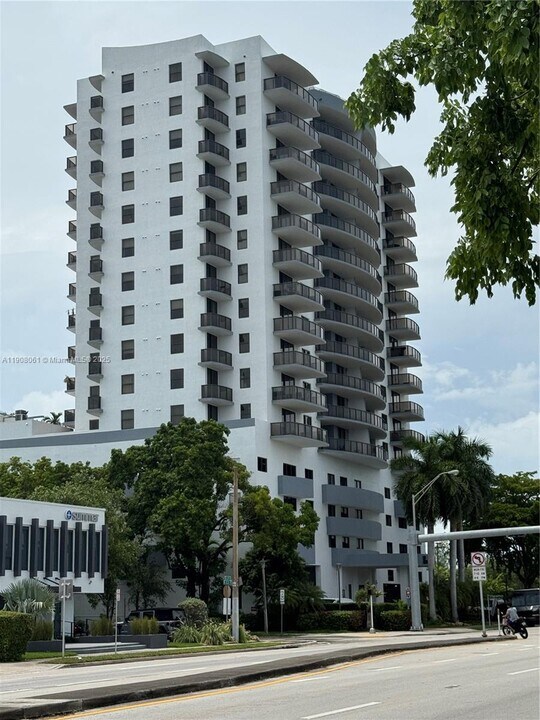 2301 SW 27th Ave, Unit 706 in Miami, FL - Foto de edificio