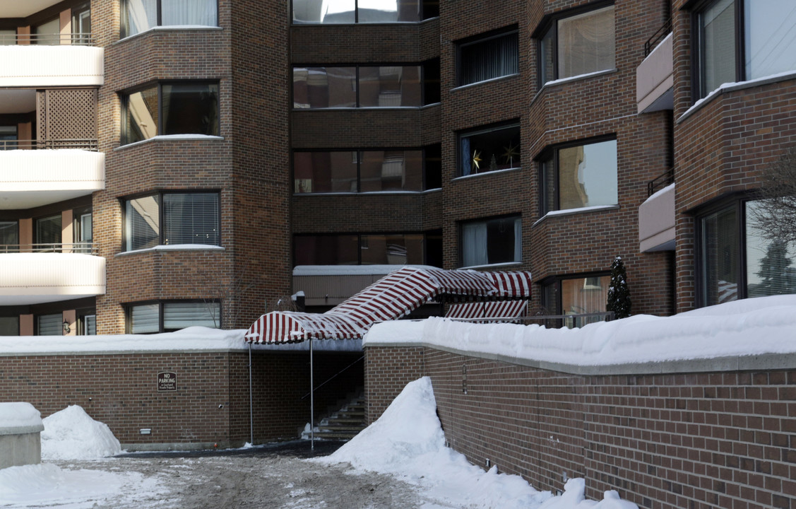 Park Square in Ottawa, ON - Building Photo