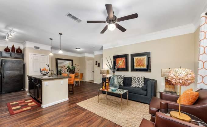 1800 S Egret Bay Blvd in League City, TX - Building Photo