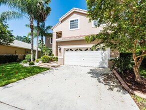 584 Cambridge Dr in Weston, FL - Building Photo - Building Photo