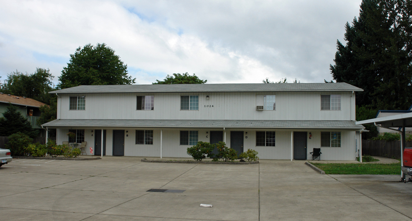 1024 R St in Springfield, OR - Foto de edificio