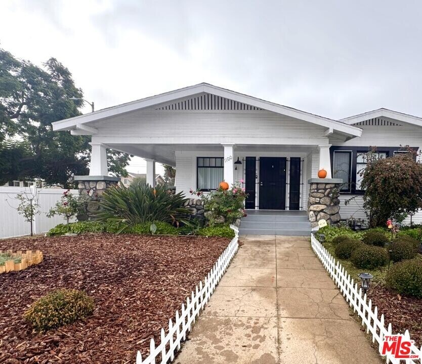 1100 W 48th St in Los Angeles, CA - Building Photo