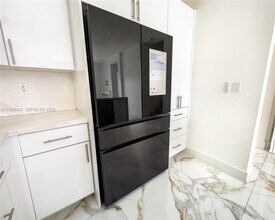 10728 NW 76th Ln in Medley, FL - Building Photo - Building Photo