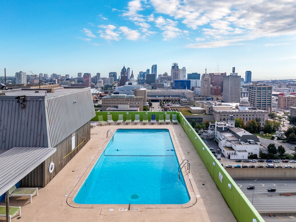 Tower Apartments in Milwaukee, WI - Foto de edificio