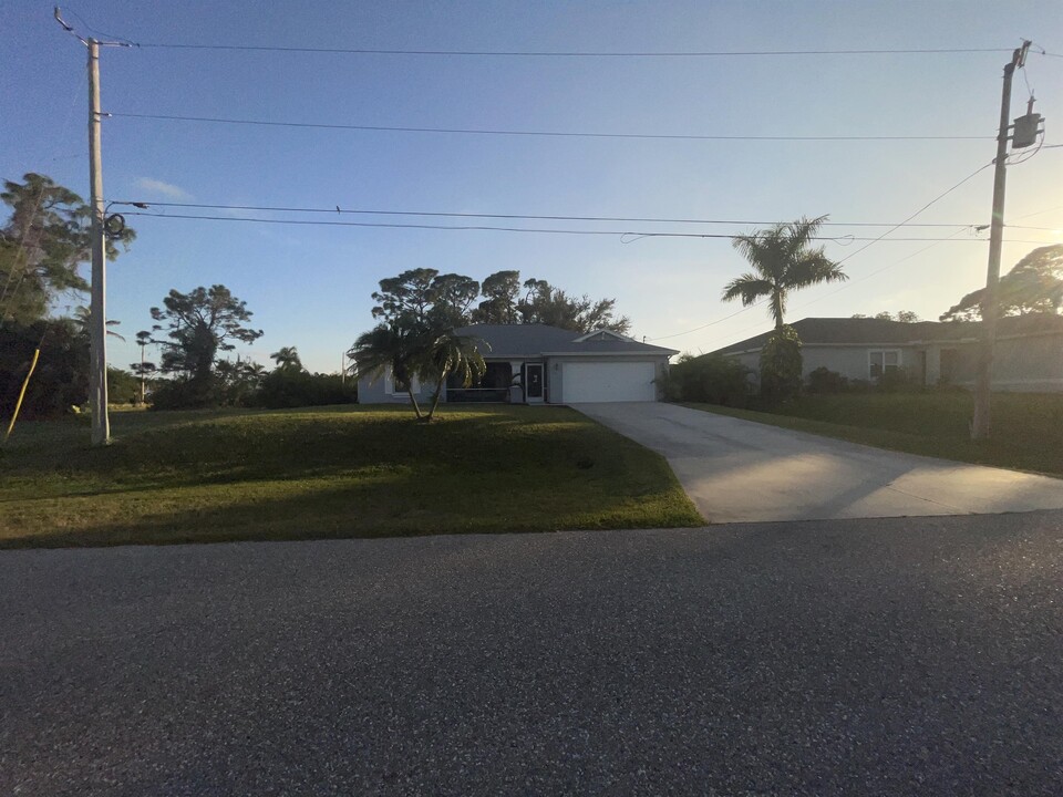 1124 NE 33rd St in Cape Coral, FL - Foto de edificio