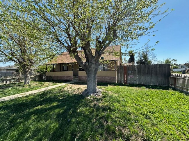 337 Harding Ave. in Bakersfield, CA - Building Photo - Building Photo