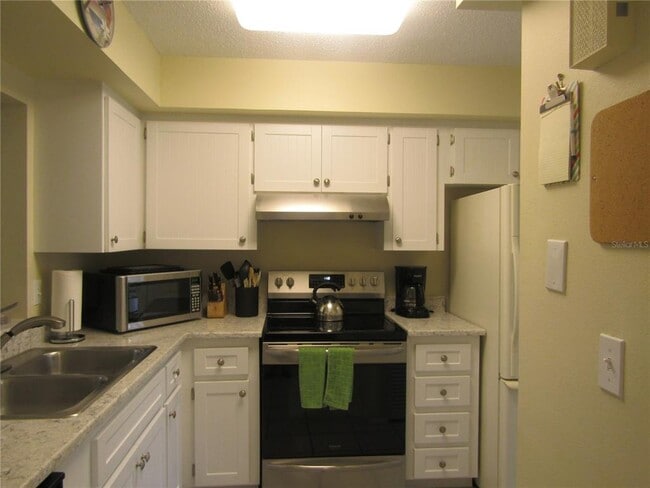 7008 W Country Club Dr N in Sarasota, FL - Building Photo - Building Photo