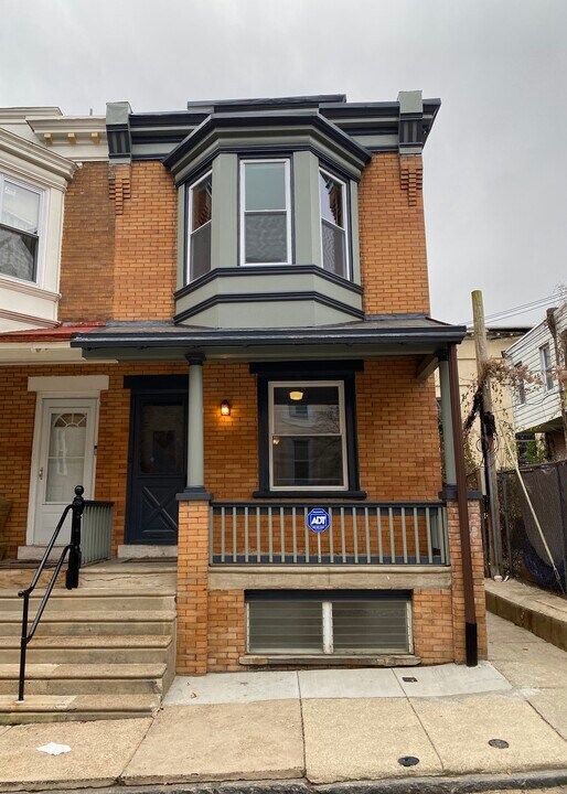 5718 Lena St in Philadelphia, PA - Building Photo