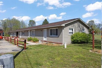 8528 Valley Rd NW in Rapid City, MI - Foto de edificio - Building Photo