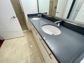 90 SW 3rd St, Unit 4208 in Miami, FL - Building Photo - Building Photo