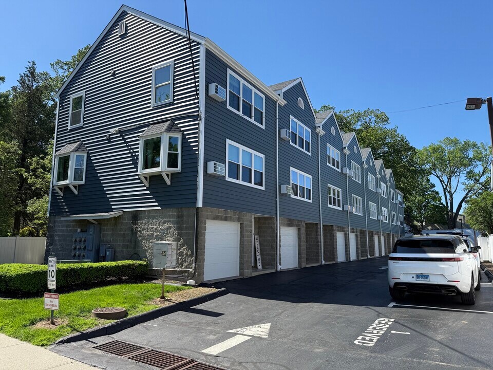 55 Woodland Pl in Stamford, CT - Building Photo