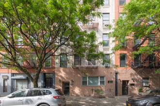 307 E 105th St in New York, NY - Building Photo - Building Photo