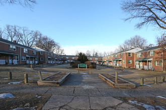 Central Court in East Hartford, CT - Building Photo - Building Photo