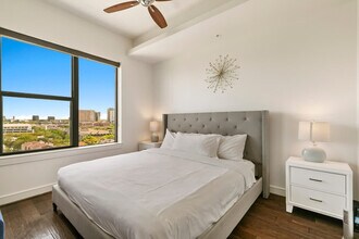 101 Bowen St in Dallas, TX - Building Photo - Building Photo